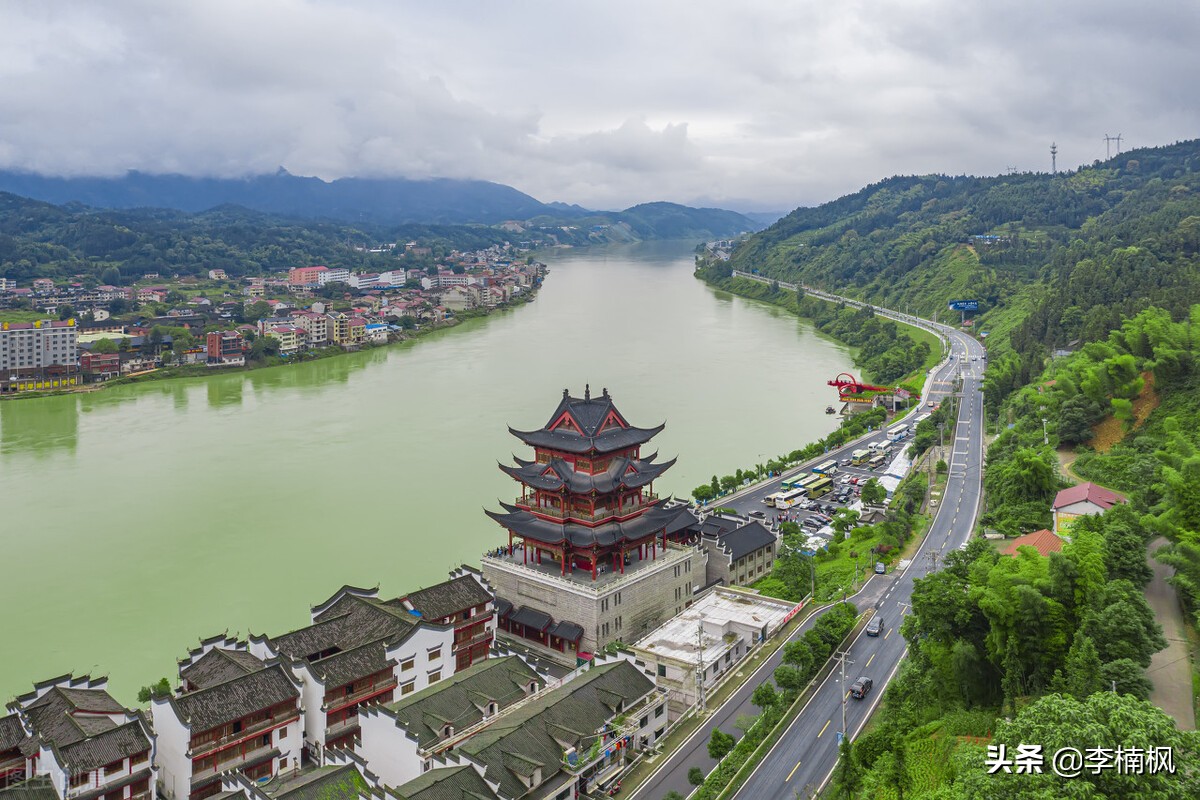 湖南的交通现状依然跟不上时代发展的步伐,应加强铁路和机场建设