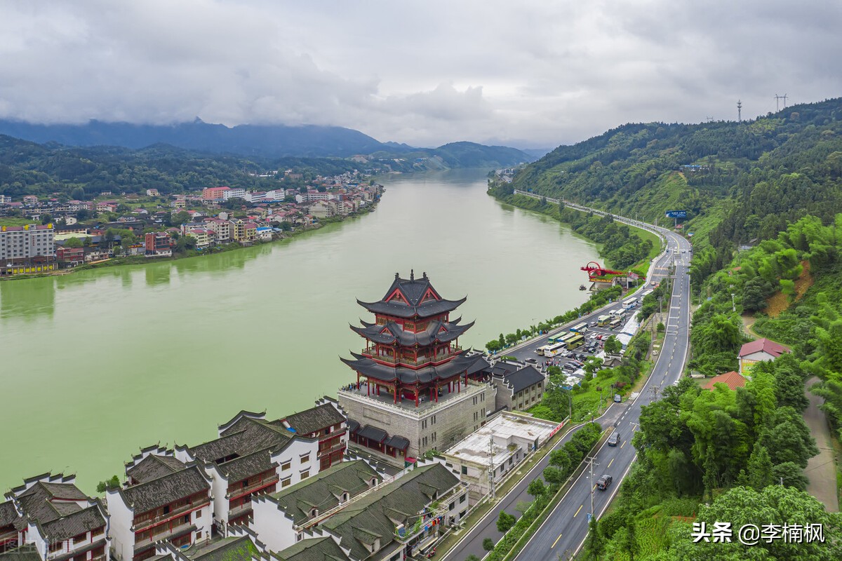 湖南的交通现状依然跟不上时代发展的步伐，应加强铁路和机场建设