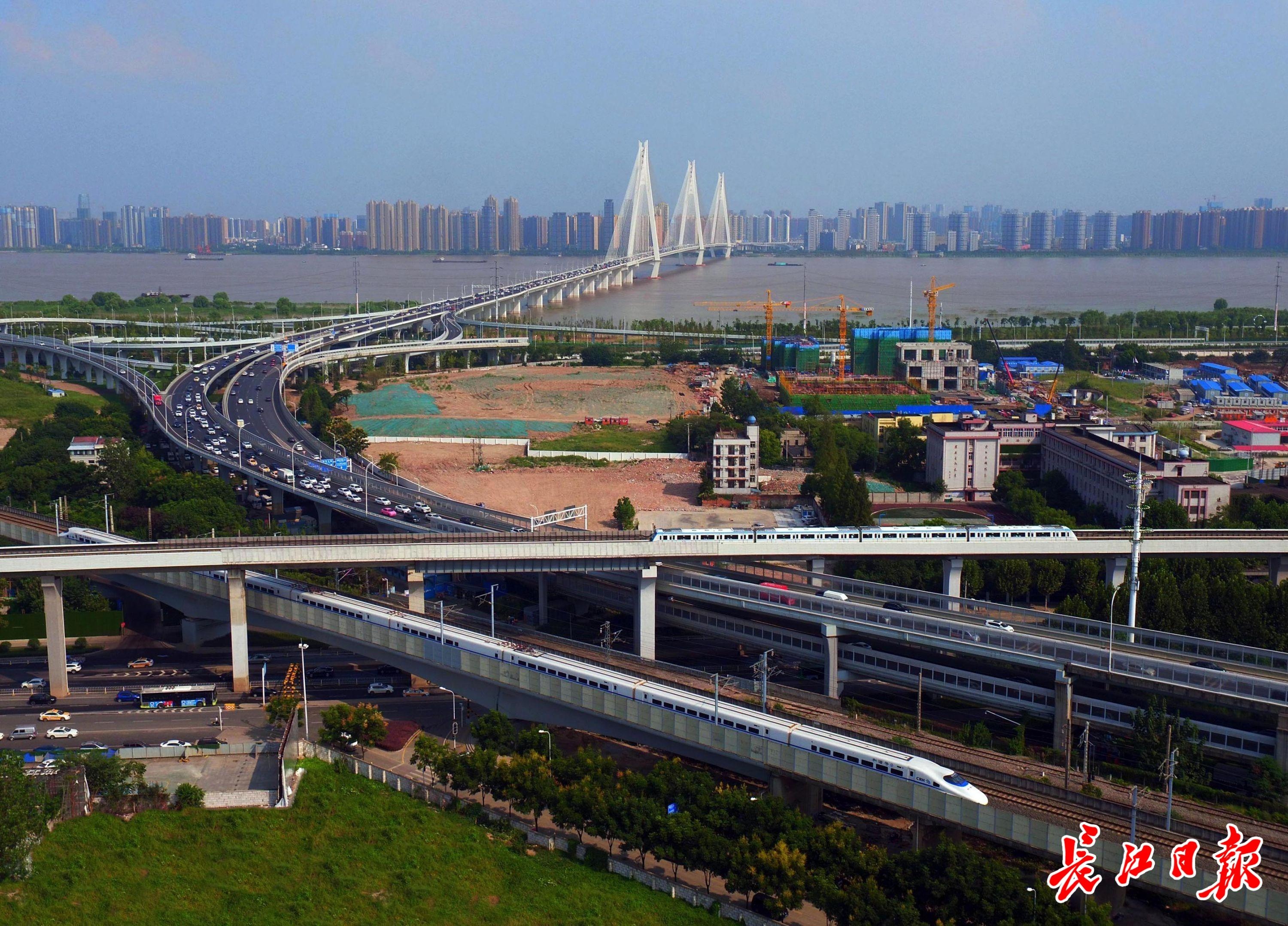 加快推进规划同编、交通同网、科技同兴、产业同链、民生同保，武汉城市圈“9个城市就是1个城市”