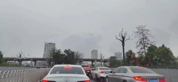 下雨天的昆明堵“红”了！从明天开始，天气是......