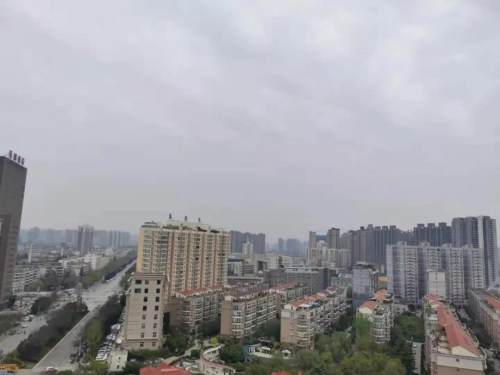 天气多变,气温起伏较大,适时增减衣物