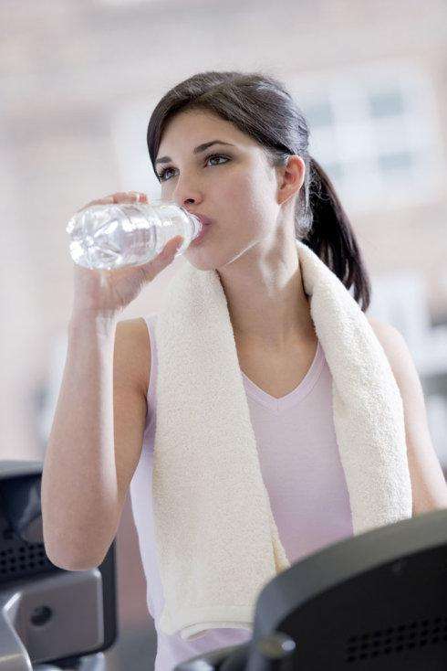 每天一定要喝八杯水？别让常识限制了你！一篇文章教你怎么喝水