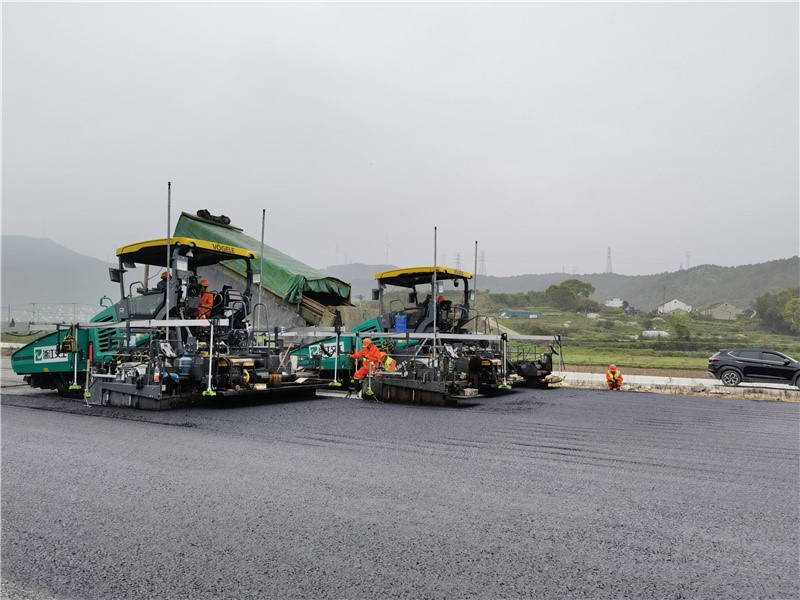 浙江省交通集团宁波舟山港主通道项目开始路面SUP-25沥青下面层大面积施工