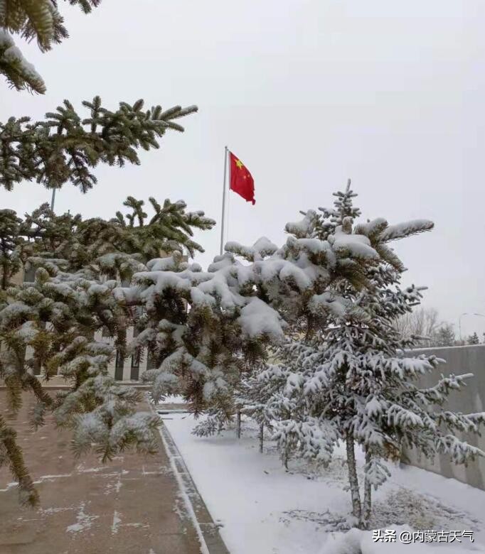 内蒙古风沙雨雪齐聚 气象台发布寒潮预警