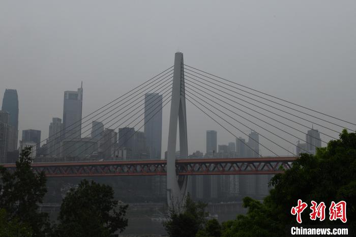 重庆主城遭遇大雾天气 首要污染物为PM10