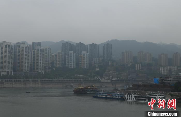 重庆主城遭遇大雾天气 首要污染物为PM10