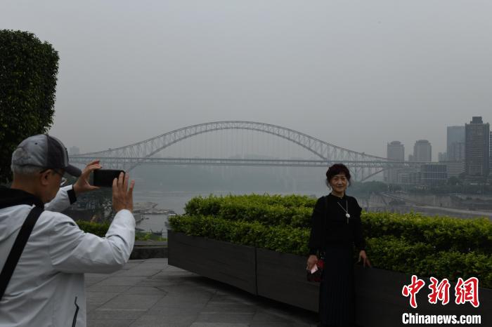 重庆主城遭遇大雾天气 首要污染物为PM10