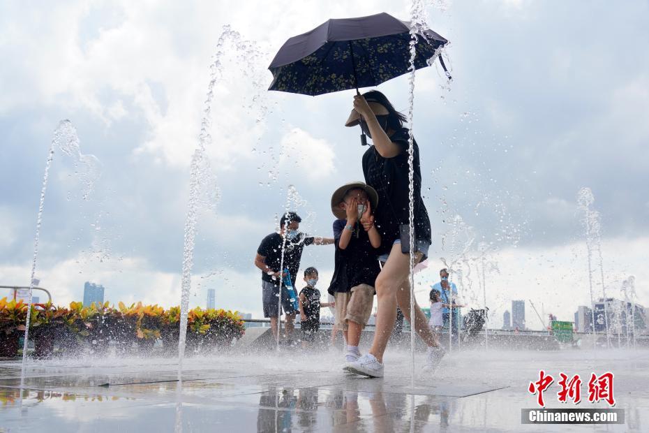 香港天文台发布今年首个酷热天气警告