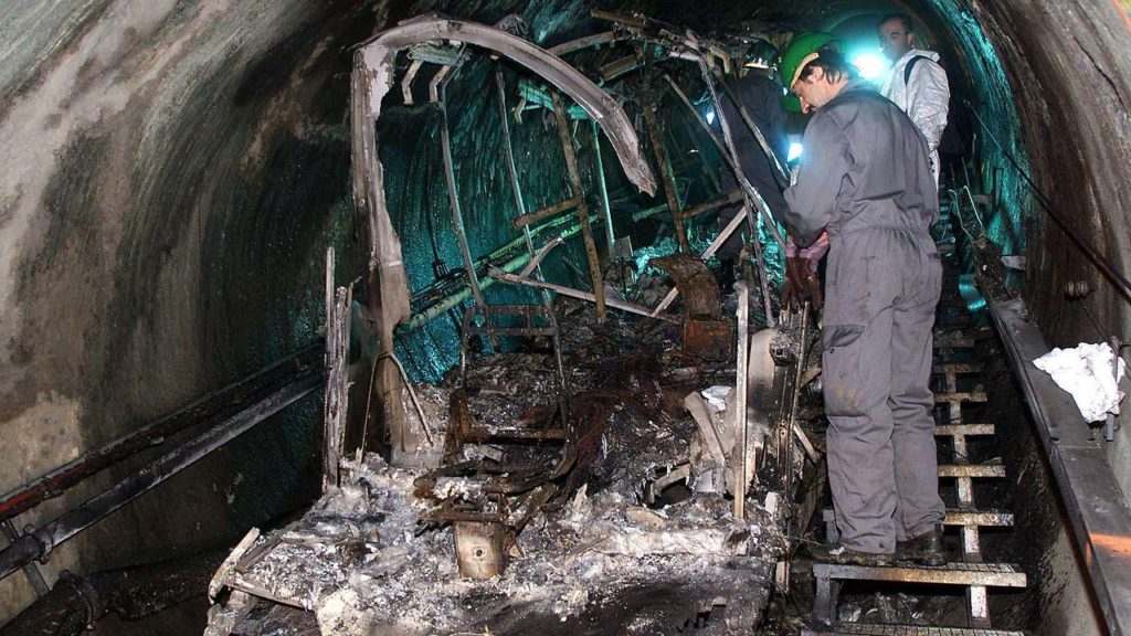 缆车突发离奇火灾，致隧道变1000℃熔炉，155人逃生后丧生