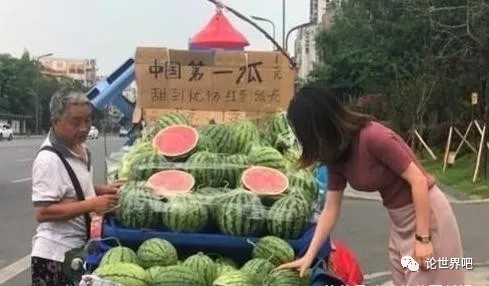 日本游客来中国旅游,买西瓜“遭拒绝”,老板:你拿我开玩笑吗?