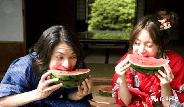 日本游客来中国旅游,买西瓜“遭拒绝”,老板:你拿我开玩笑吗?