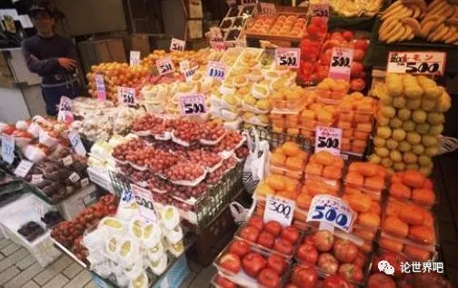 日本游客来中国旅游,买西瓜“遭拒绝”,老板:你拿我开玩笑吗?