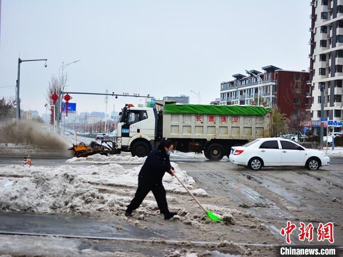 暴雪冻雨强风 极端天气致吉林陆空交通大停运