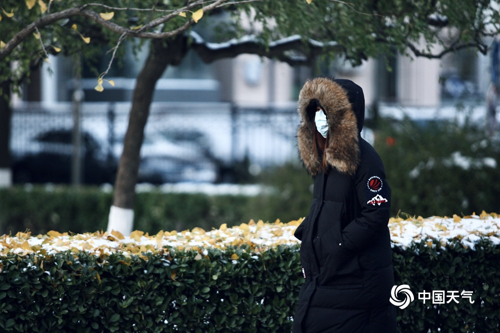 冷冷冷!北京“雪后寒”显著 市民裹紧冬装出行