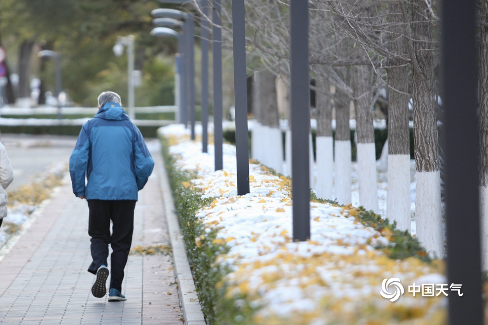 冷冷冷！北京“雪后寒”显著 市民裹紧冬装出行