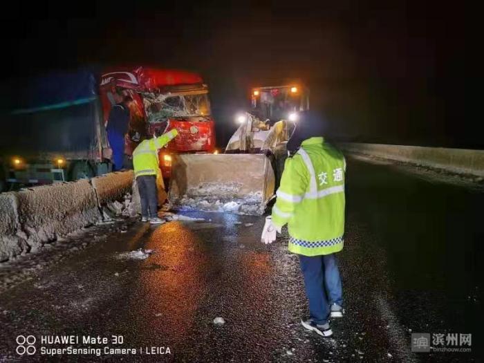 滨州交通:雪夜凌晨出警 保障群众安全出行