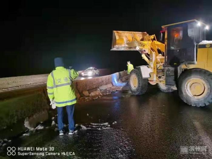 滨州交通:雪夜凌晨出警 保障群众安全出行