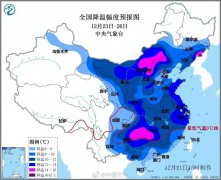 不少人热得脱去了外套，