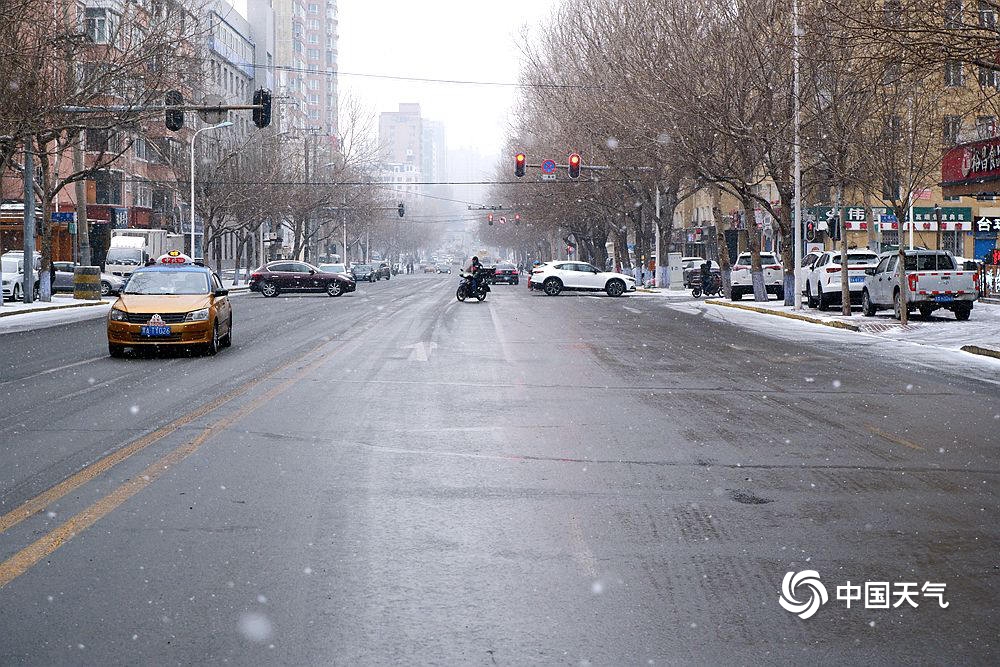 哈尔滨迎降雪 路面湿滑扰交通