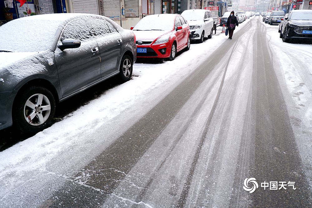 哈尔滨迎降雪 路面湿滑扰交通