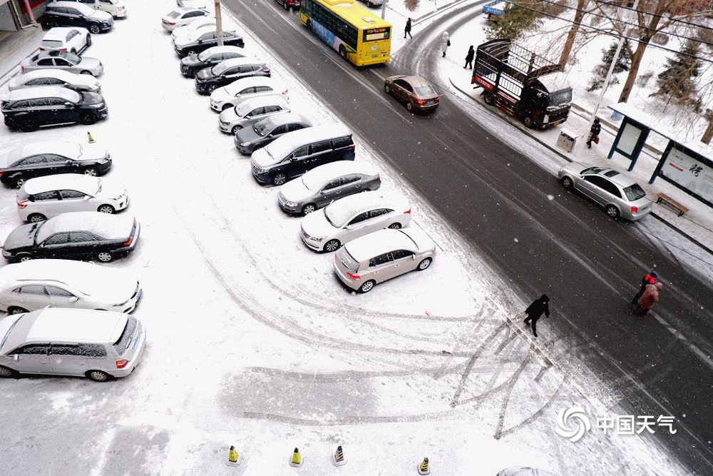 哈尔滨迎降雪 路面湿滑扰交通