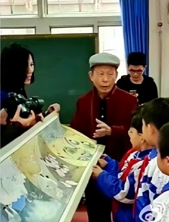 给学生讲解鸟类保护,万余名护鸟志愿者在他的百米绿色长卷上郑重签下自己的名字。志愿者供图