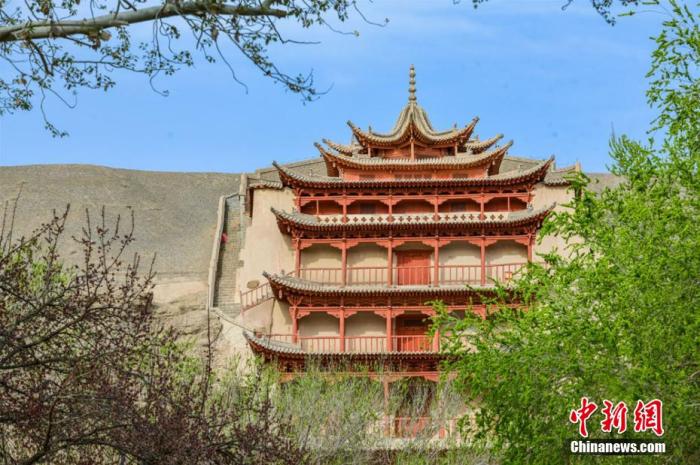 资料图:图为莫高窟九层楼外花红柳绿。 王斌银 摄