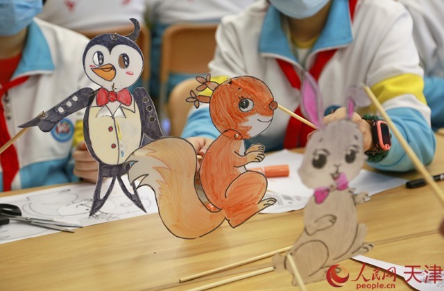 学生们制作的皮影栩栩如生。人民网 崔新耀摄