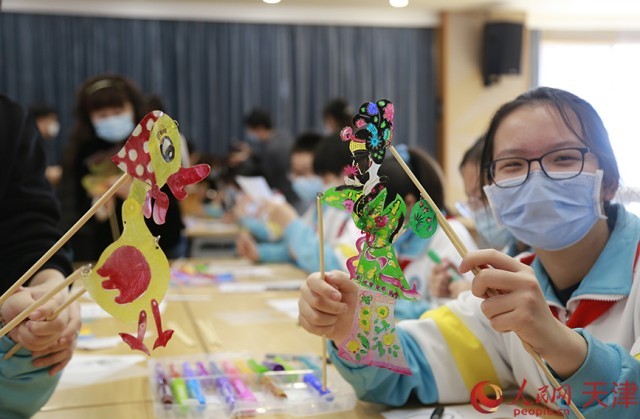 学生们展示亲手制作的皮影。人民网 崔新耀摄