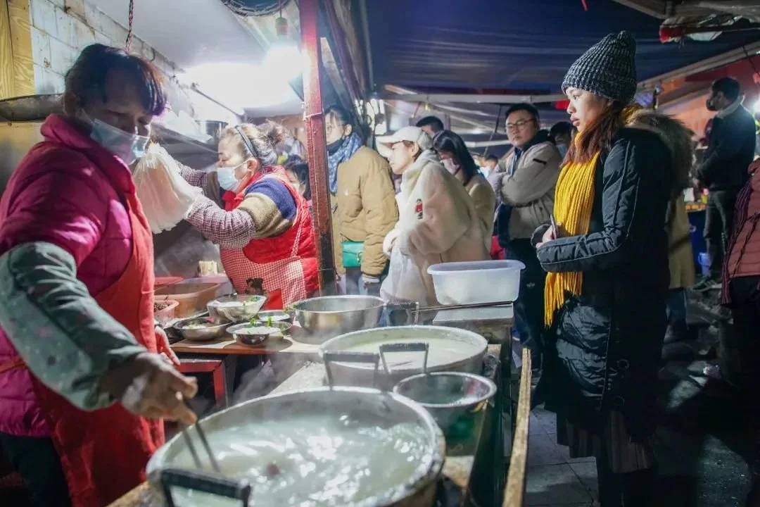 柳州夜市上的螺蛳粉摊位，夜晚生意依旧火爆