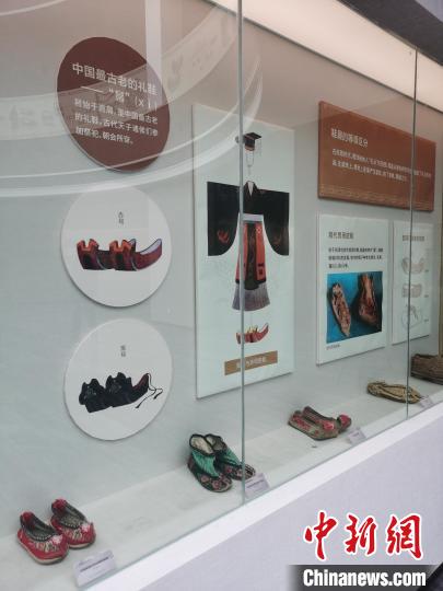 图为河南睢县“中国鞋都博物馆”展品。　刘鹏 摄