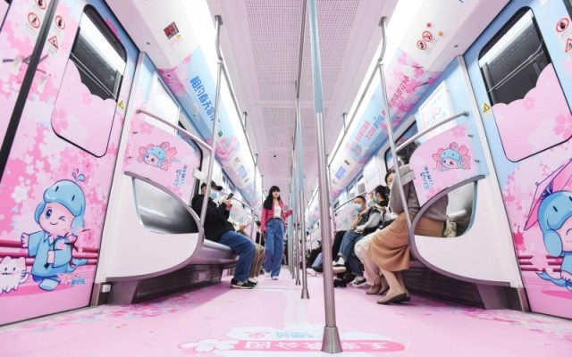 武汉“樱花地铁专列”上线 运营至4月底