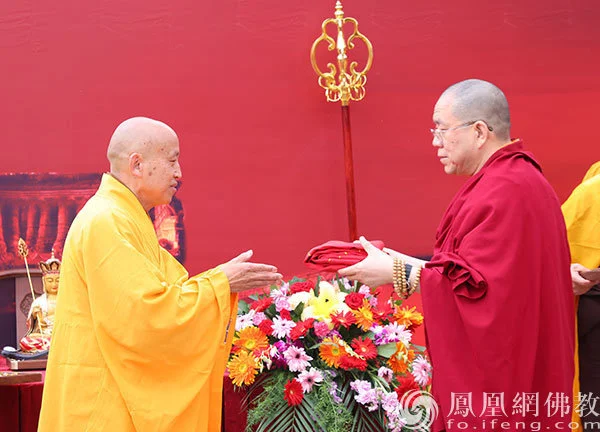 中国佛教协会副会长、北京市佛教协会会长、雍和宫住持胡雪峰为悟凡法师送袈裟